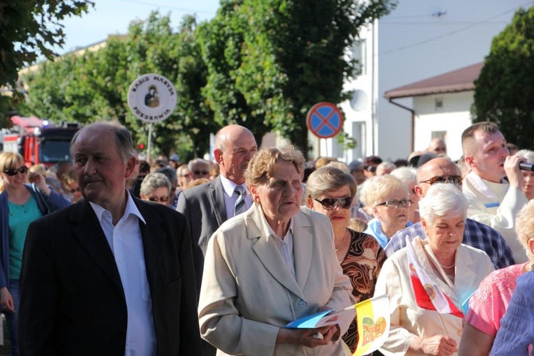 Powitanie ikony MB Częstochowskiej w parafii św. Barbary w Głownie