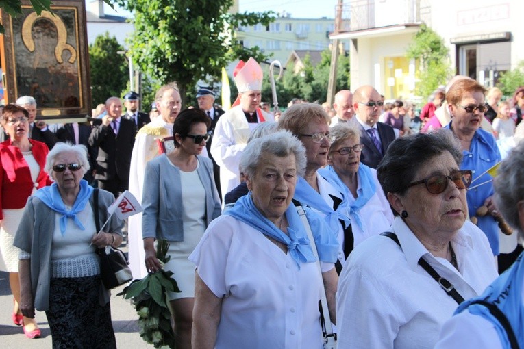 Powitanie ikony MB Częstochowskiej w parafii św. Barbary w Głownie