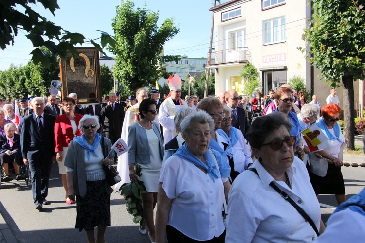 Powitanie ikony MB Częstochowskiej w parafii św. Barbary w Głownie