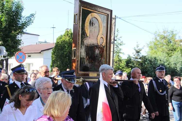 Powitanie ikony MB Częstochowskiej w parafii św. Barbary w Głownie