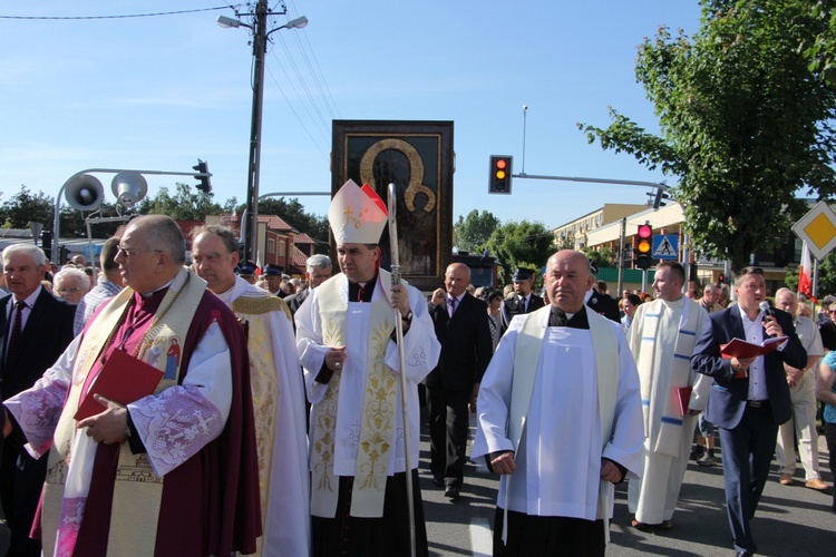 Powitanie ikony MB Częstochowskiej w parafii św. Barbary w Głownie