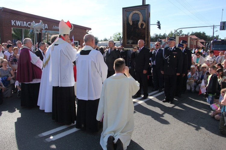 Powitanie ikony MB Częstochowskiej w parafii św. Barbary w Głownie