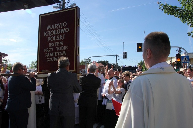 Powitanie ikony MB Częstochowskiej w parafii św. Barbary w Głownie