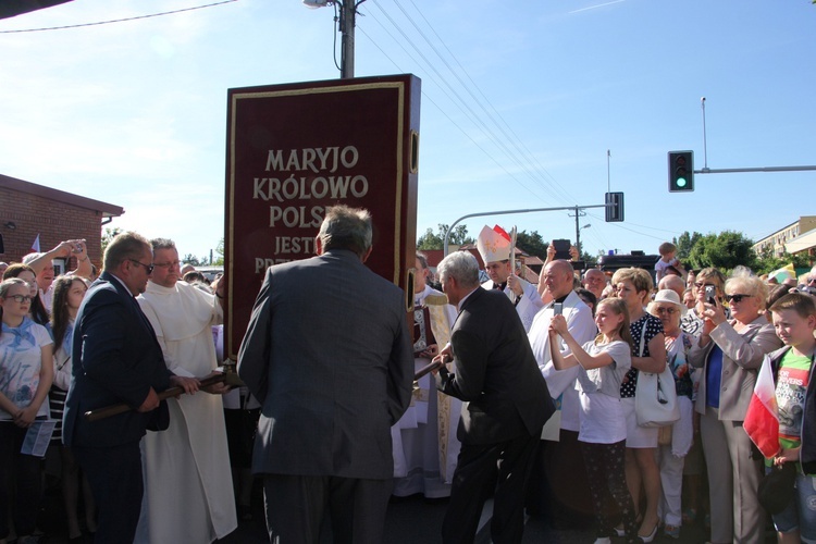 Powitanie ikony MB Częstochowskiej w parafii św. Barbary w Głownie