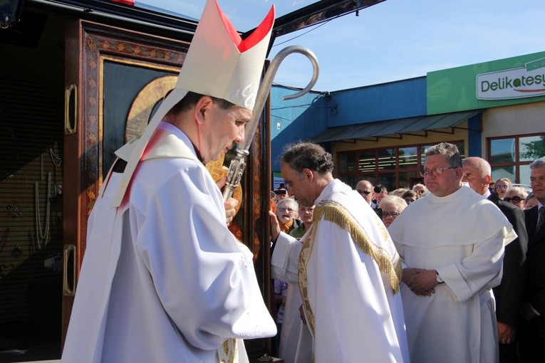 Powitanie ikony MB Częstochowskiej w parafii św. Barbary w Głownie