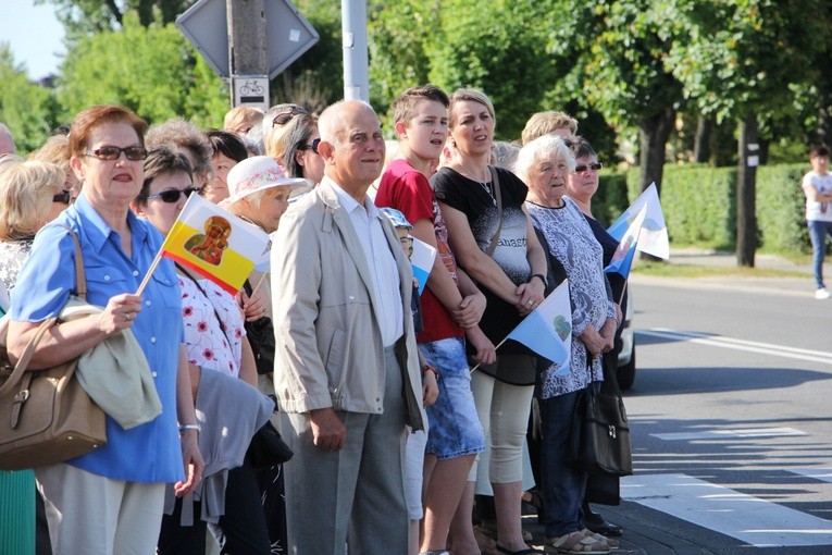 Powitanie ikony MB Częstochowskiej w parafii św. Barbary w Głownie