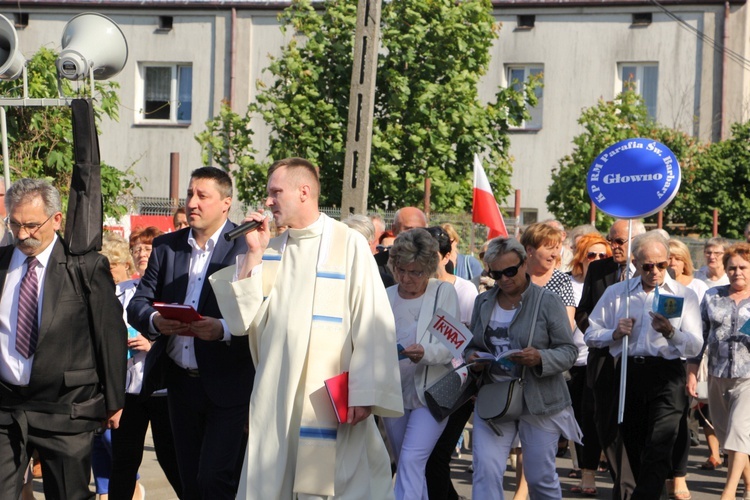 Powitanie ikony MB Częstochowskiej w parafii św. Barbary w Głownie