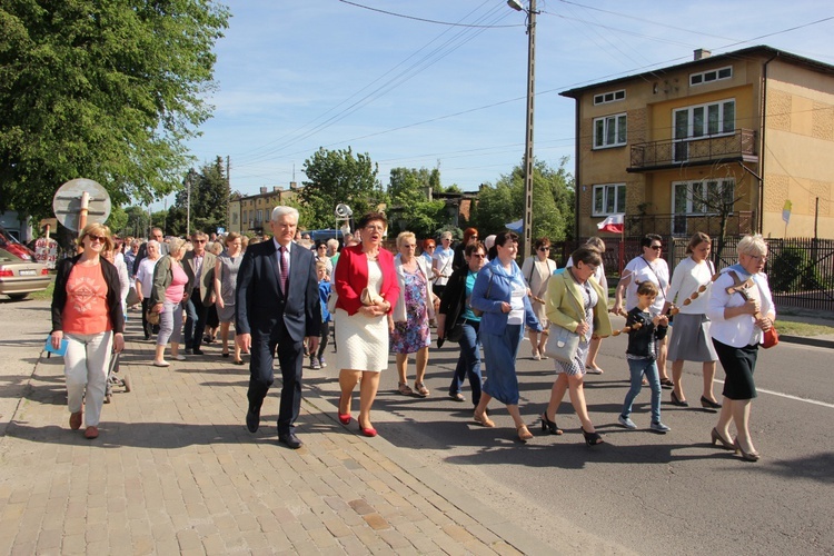 Powitanie ikony MB Częstochowskiej w parafii św. Barbary w Głownie