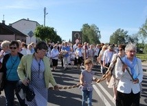 Procesja z ikoną jasnogórską zmierza do kościoła parafii św. Barbary