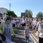 Procesja z ikoną jasnogórską zmierza do kościoła parafii św. Barbary