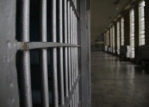 Raport: Odsiadujący karę więzienia za pedofilię według zawodów. Ilu to duchowni?