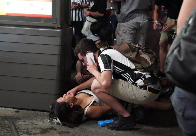 Panika w strefie kibica, około 600 rannych