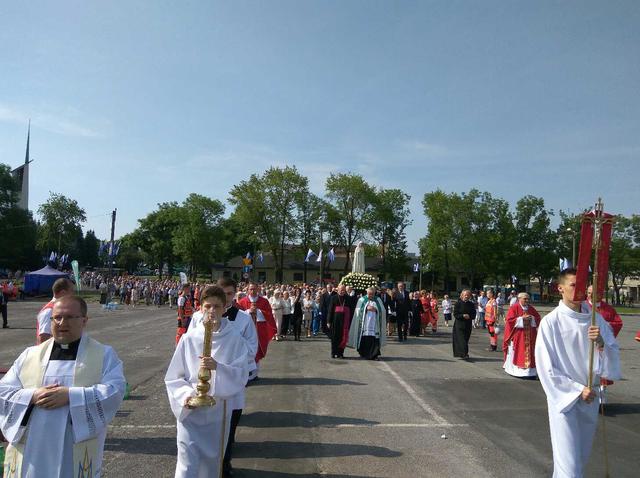 Procesja z figurą Matki Bożej Fatimskiej na plac koronacyjny