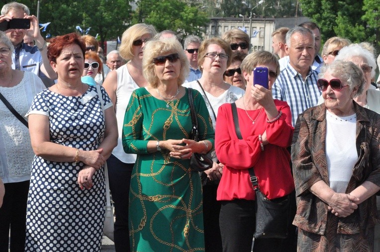 Wierni towarzyszą Maryi na plac koronacyjny