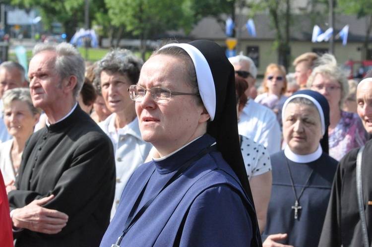 Wierni towarzyszą Maryi na plac koronacyjny