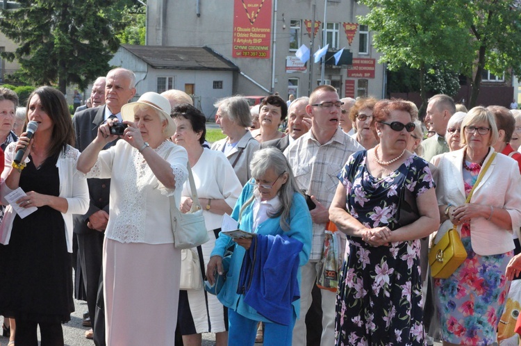 Wierni towarzyszą Maryi na plac koronacyjny