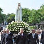 Wierni towarzyszą Maryi na plac koronacyjny