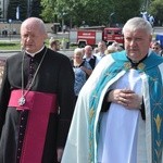 Wierni towarzyszą Maryi na plac koronacyjny