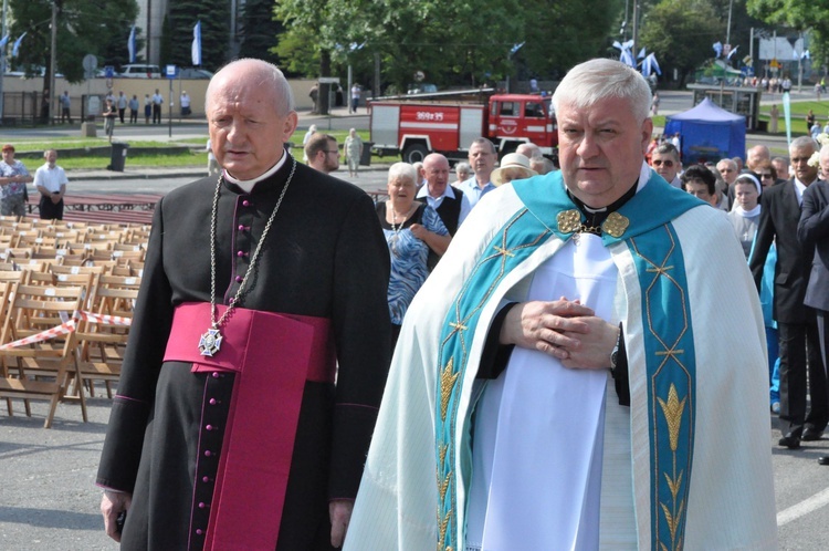 Wierni towarzyszą Maryi na plac koronacyjny