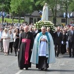 Wierni towarzyszą Maryi na plac koronacyjny