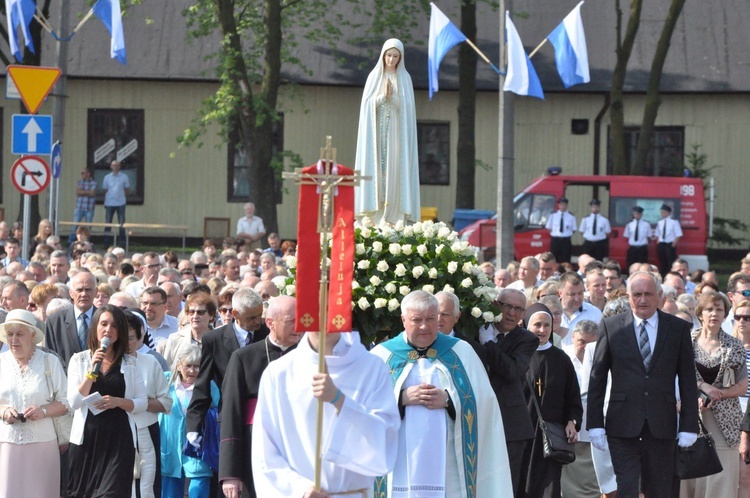 Wierni towarzyszą Maryi na plac koronacyjny