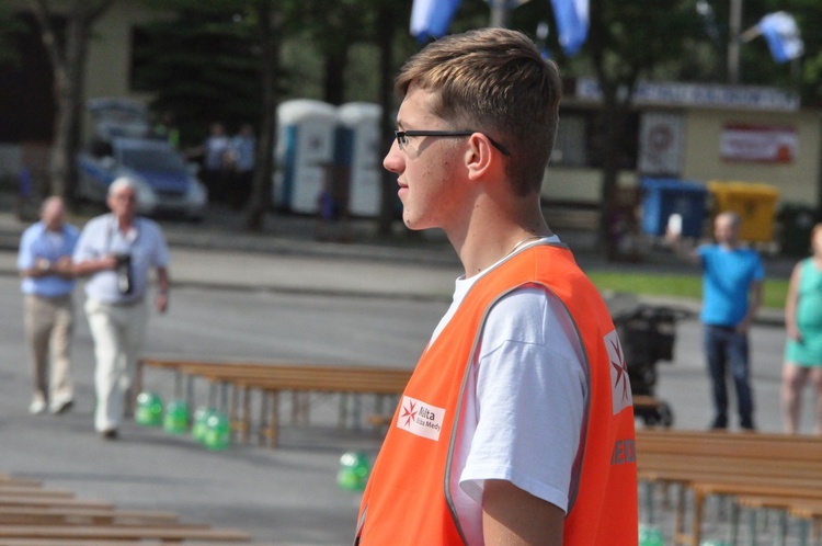 Wierni towarzyszą Maryi na plac koronacyjny