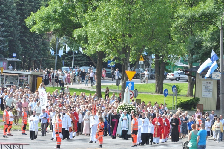 Wierni towarzyszą Maryi na plac koronacyjny