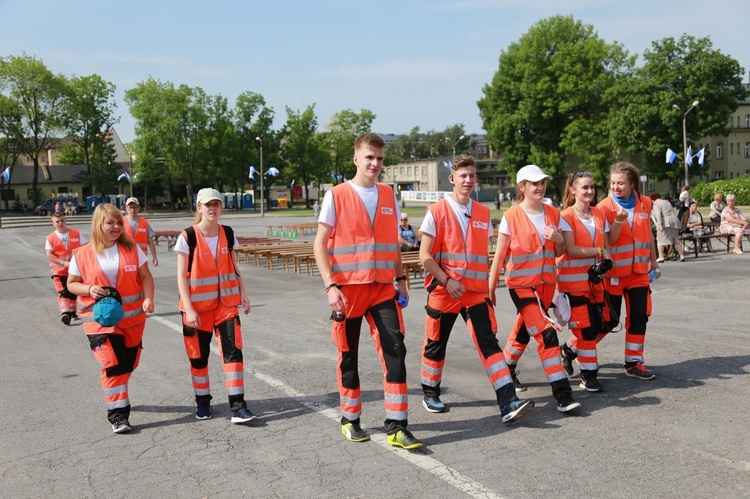 Procesja z figurą Matki Bożej Fatimskiej na plac koronacyjny