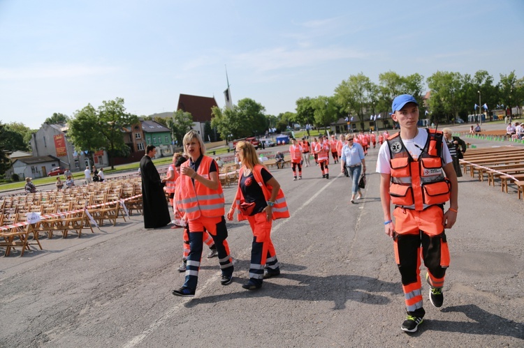 Procesja z figurą Matki Bożej Fatimskiej na plac koronacyjny