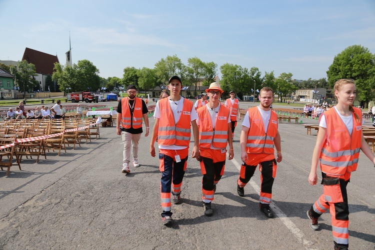 Procesja z figurą Matki Bożej Fatimskiej na plac koronacyjny