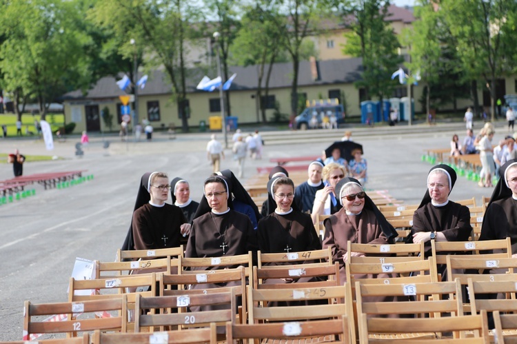 Procesja z figurą Matki Bożej Fatimskiej na plac koronacyjny