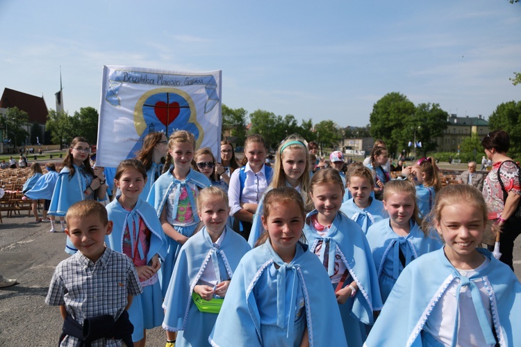 Procesja z figurą Matki Bożej Fatimskiej na plac koronacyjny