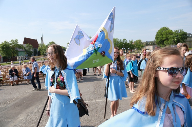 Procesja z figurą Matki Bożej Fatimskiej na plac koronacyjny