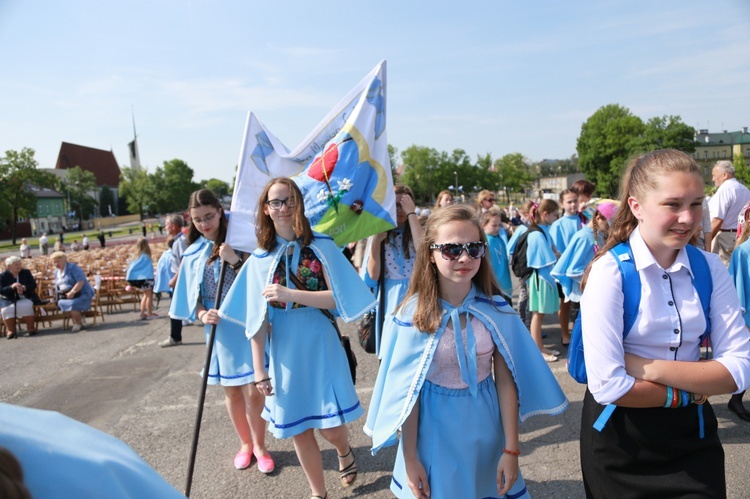 Procesja z figurą Matki Bożej Fatimskiej na plac koronacyjny