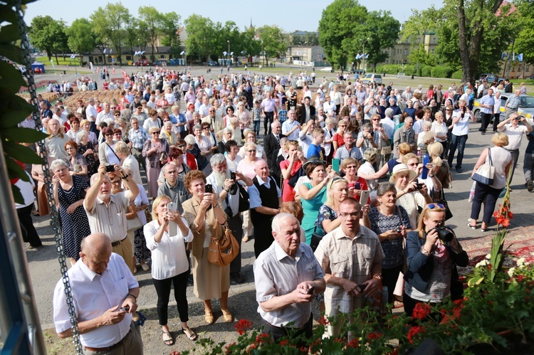 Procesja z figurą Matki Bożej Fatimskiej na plac koronacyjny