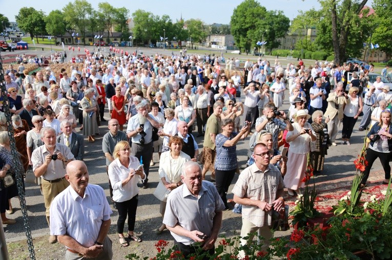 Procesja z figurą Matki Bożej Fatimskiej na plac koronacyjny