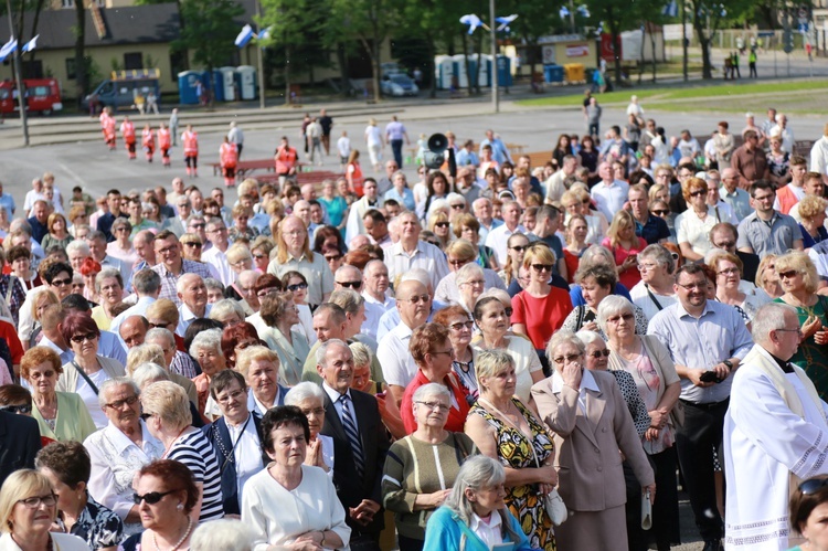 Procesja z figurą Matki Bożej Fatimskiej na plac koronacyjny