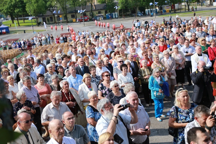 Procesja z figurą Matki Bożej Fatimskiej na plac koronacyjny