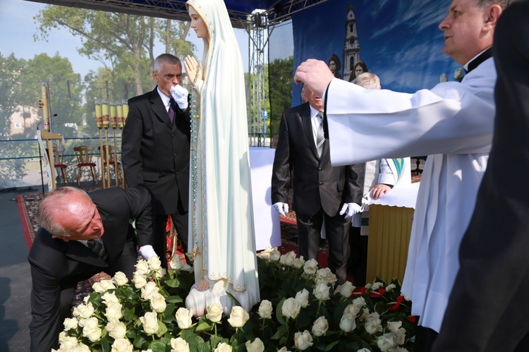 Procesja z figurą Matki Bożej Fatimskiej na plac koronacyjny