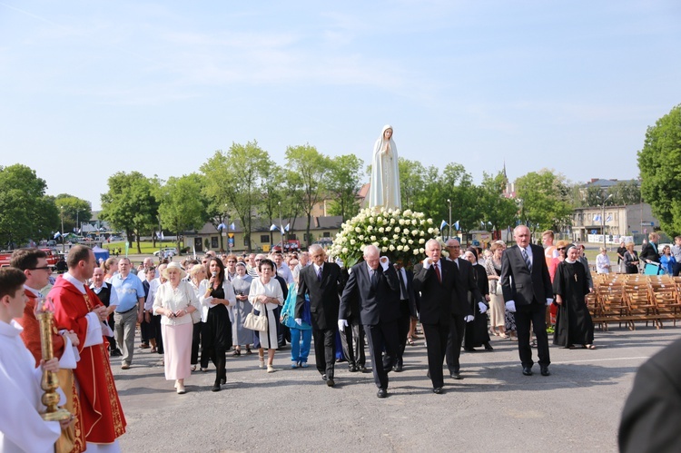 Procesja z figurą Matki Bożej Fatimskiej na plac koronacyjny