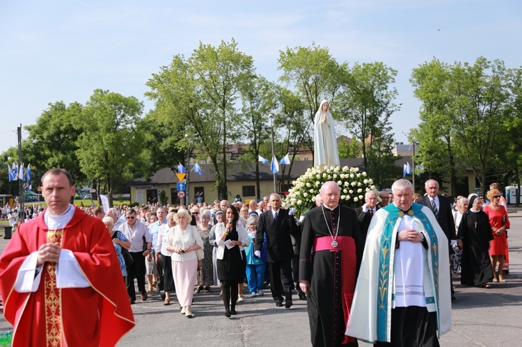 Procesja z figurą Matki Bożej Fatimskiej na plac koronacyjny