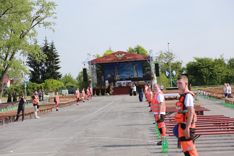 Procesja z figurą Matki Bożej Fatimskiej na plac koronacyjny