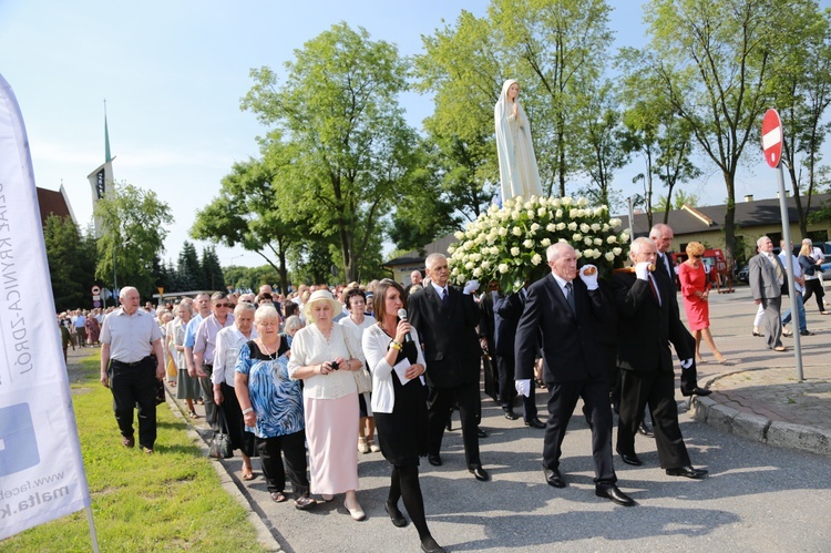 Procesja z figurą Matki Bożej Fatimskiej na plac koronacyjny