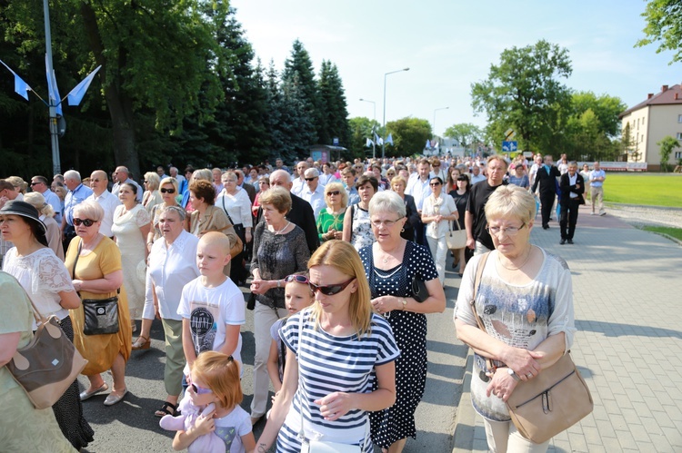 Procesja z figurą Matki Bożej Fatimskiej na plac koronacyjny