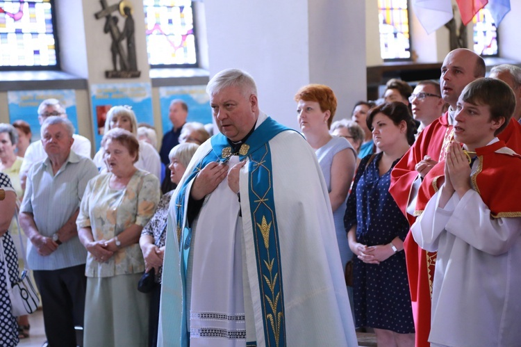 Procesja z figurą Matki Bożej Fatimskiej na plac koronacyjny