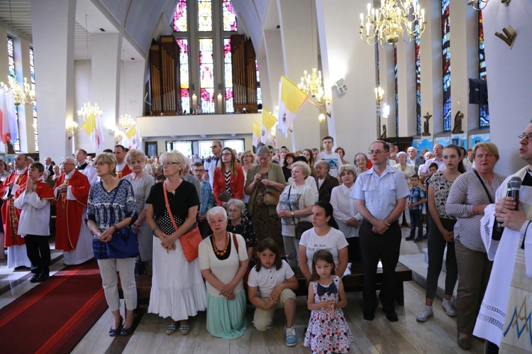 Procesja z figurą Matki Bożej Fatimskiej na plac koronacyjny