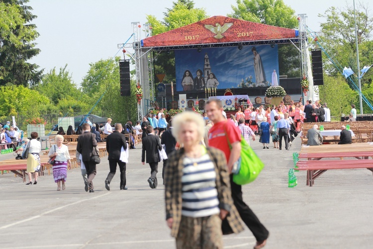 Procesja z figurą Matki Bożej Fatimskiej na plac koronacyjny