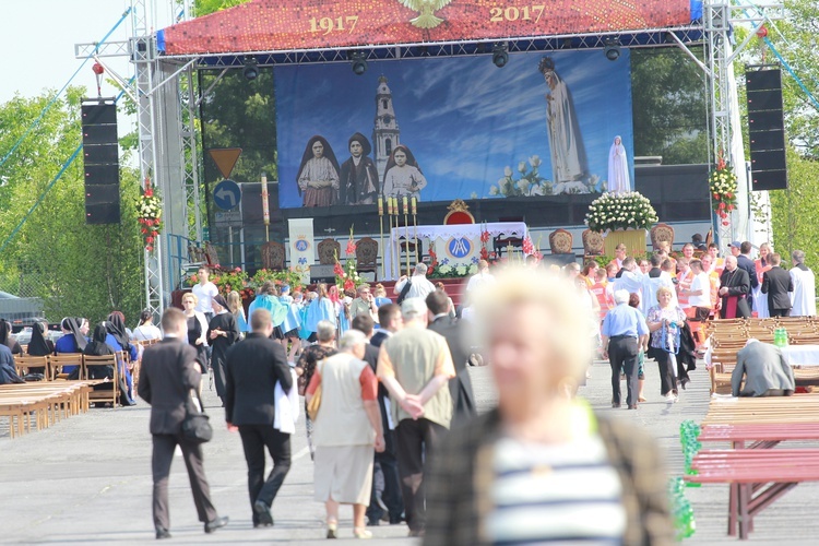 Procesja z figurą Matki Bożej Fatimskiej na plac koronacyjny