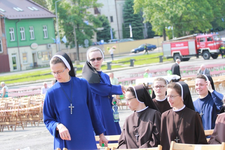 Procesja z figurą Matki Bożej Fatimskiej na plac koronacyjny