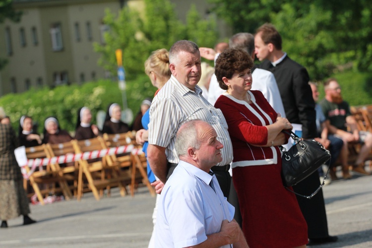 Procesja z figurą Matki Bożej Fatimskiej na plac koronacyjny